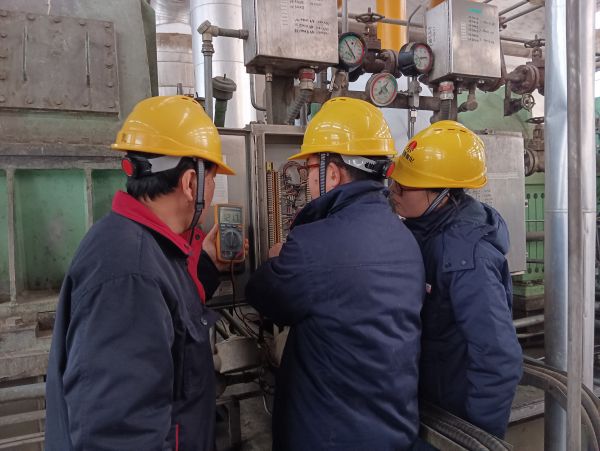 1676428211648027.jpeg 2月13日 方立民在一期氨壓機(jī)進(jìn)行溫度檢查.jpg