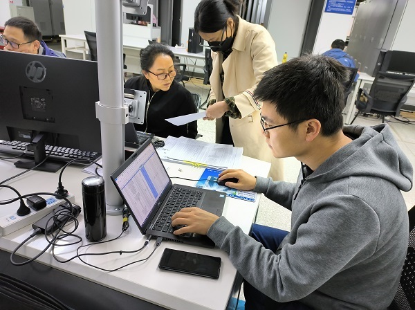 1679641596977055.jpeg 3月16日在浙江中控進(jìn)行出廠前的核對(duì)校準(zhǔn)確認(rèn)工作.jpg