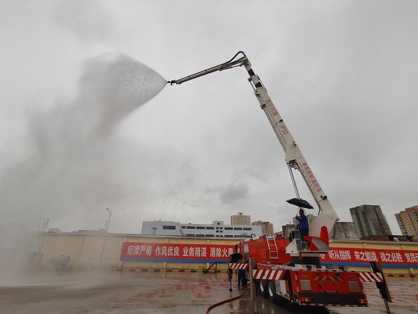 1681364776389099.jpeg 4月3日下午司機(jī)操作舉高車噴水.jpg