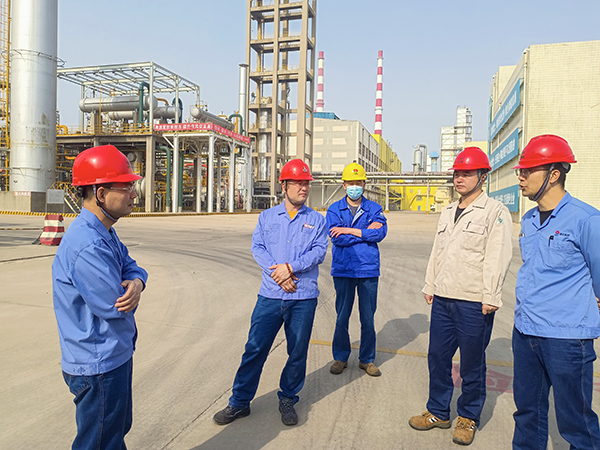 4月19日上午，公司總工程師馬軍忙深入生產(chǎn)現(xiàn)場開展安全檢查  600.jpg