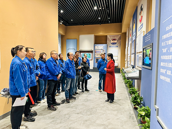 4月22日上午，物料車間黨支部組織黨員領(lǐng)導(dǎo)干部及行使公權(quán)力人員同家庭成員共赴渭南市博物館廉政廳，開(kāi)展以“廉潔文化進(jìn)家庭 筑牢倡廉家防線”為主題的警示教育活動(dòng)-講解員介紹展廳.jpg