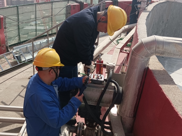 4月7日上午，一二期大檢修開始，計控電儀部空分尿素工段員工在尿素造粒塔頂進行閥門附件拆檢作業(yè)。.jpg