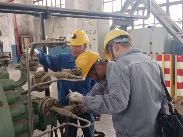 4月8日，計控電儀部空分尿素工段韋西榮帶領(lǐng)儀表人員進入一期機組廠房進行機組檢修軸系儀表。.jpg