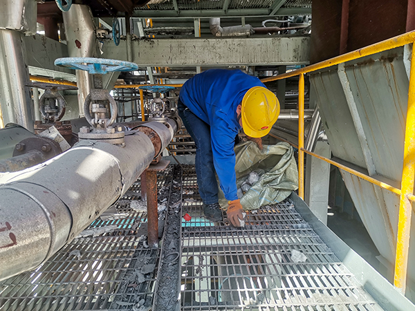 101744267062809801.jpg 班組青工張跟潮清理現(xiàn)場檢修垃圾.jpg