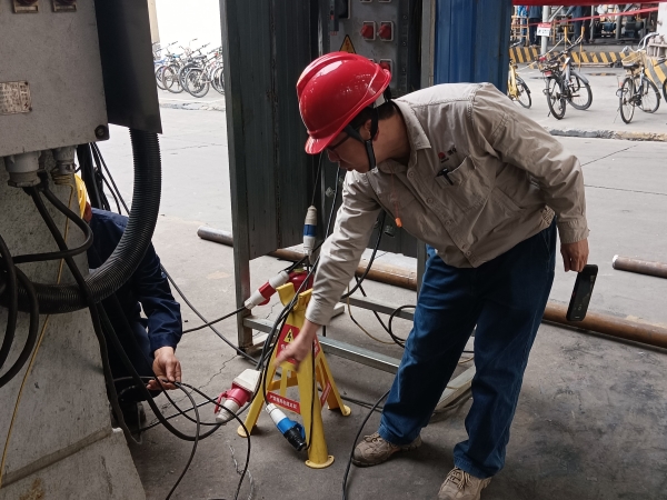 4月9日，計(jì)控電儀部安全員黃建榮在進(jìn)行安全用電現(xiàn)場(chǎng)檢查，為作業(yè)人員指出問題并認(rèn)真講解正確操作及規(guī)定。.jpg