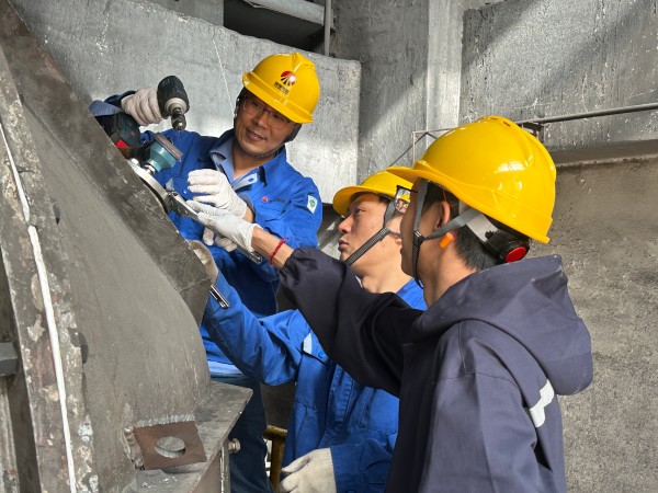 4月9日王明偉、康金生、青工曾炳睿在2#鍋爐磨煤機(jī)更換北側(cè)磨輥溫度.jpg
