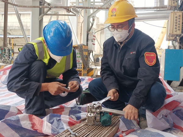 4月13日，計(jì)控電儀部員工方立民在一期空分現(xiàn)場進(jìn)行空分儀表的更換工作.jpg