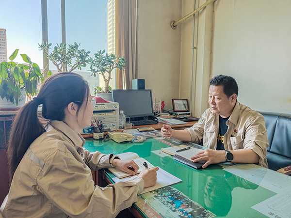 人力資源部部長郭淑平與職工進(jìn)行思想談話.jpg
