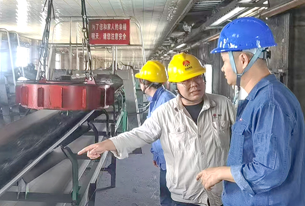 6月27日，技術(shù)員林佳峰和安技員李青就環(huán)保項(xiàng)目倉(cāng)頂全密封導(dǎo)料槽對(duì)承包商技術(shù).安全.和進(jìn)度要求.jpg