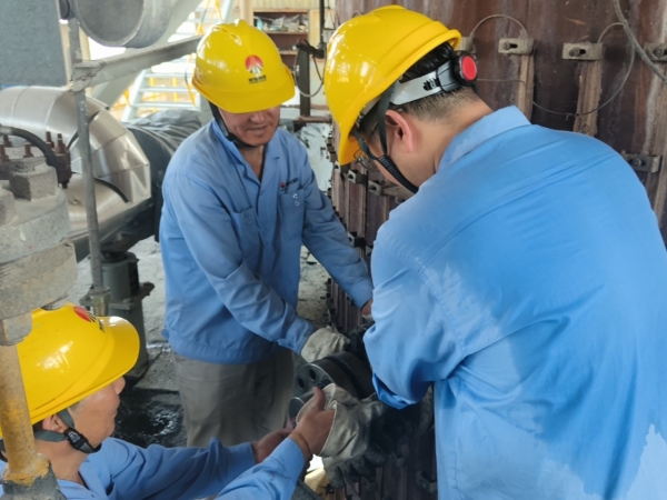 7月2日，計(jì)控電儀部三期檢修工作正式拉開序幕，儀表工正在進(jìn)行氣化樓檢修任務(wù).jpg