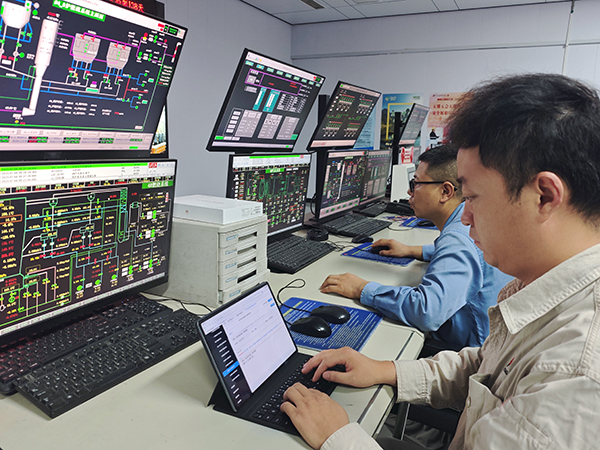 7月3日，動力車間三期控制室，操作人員正在停運4號鍋爐.jpg